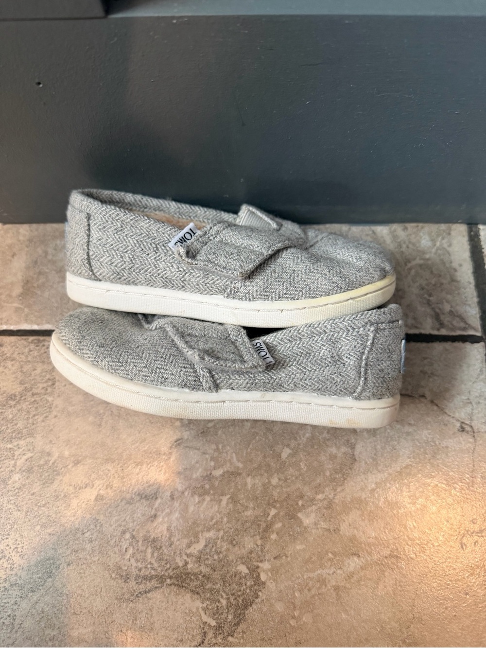 TOMS Kids Light Gray Knit Slip-On Slippers - Picture 4 of 9